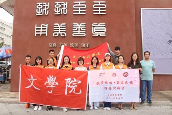 狍子雪地被困,被当地养殖户解救后呆在原地,久久不肯离去